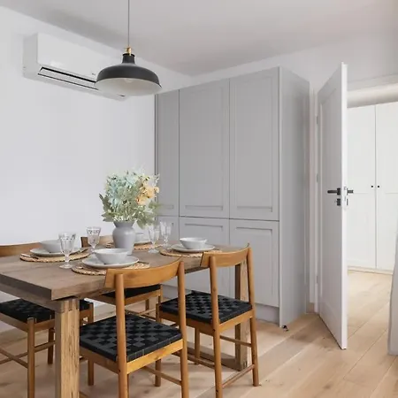 Bright In The Centre Of By Renters Apartamento