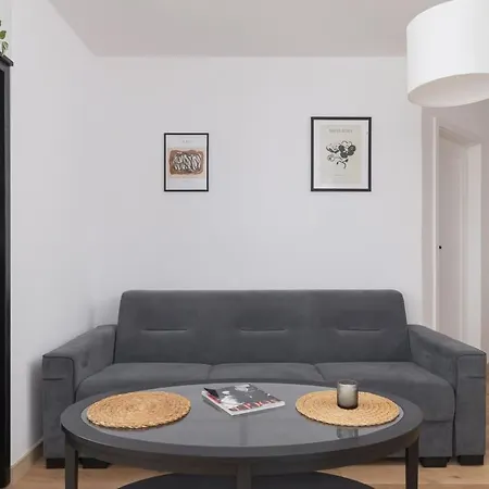 Bright In The Centre Of By Renters Apartment *