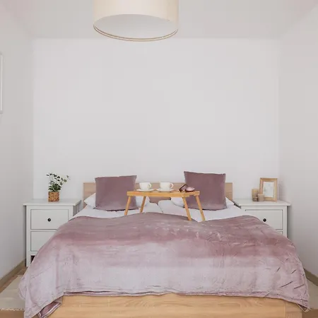 Bright In The Centre Of By Renters Apartamento