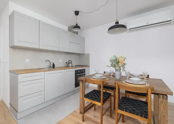 Bright In The Centre Of By Renters * Katovice